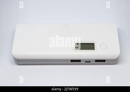 Batteriewechsel der weißen Powerbank. Stockfoto