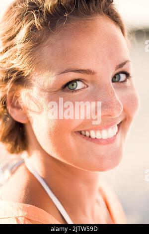 Fröhlich lächelnde junge Schwedin, die in die Kamera schaut. Weibliches Modell im Freien. Stockfoto