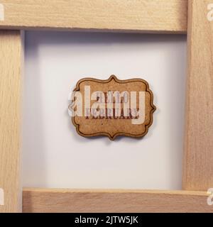 Hallo februar geschrieben auf Holzoberfläche. Holzkonzept. Feierlichkeiten und besondere Anlässe Stockfoto