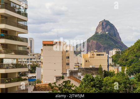 sugarloaf Berg von der Spitze eines Gebäudes im Botafogo Viertel in Rio de Janeiro gesehen. Stockfoto