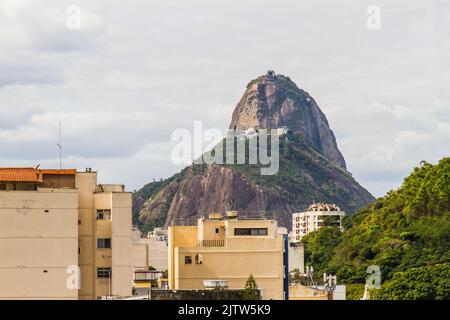 sugarloaf Berg von der Spitze eines Gebäudes im Botafogo Viertel in Rio de Janeiro gesehen. Stockfoto