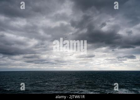 Dramatische Wolken vom Meer vor dem Sturm, Blick vom Strand, Textbereich Stockfoto