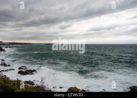 Dramatische Wolken vom Meer vor dem Sturm, Blick vom Strand, Textbereich Stockfoto