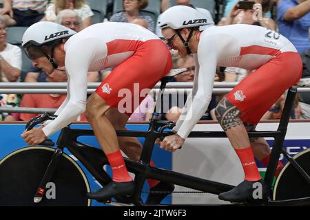 Stephen BATE aus England zusammen mit seinem Piloten Christopher Latham im Men's Tandem B - Sprint Radfahren bei den Commonwealth-Spielen 2022 im Velodrome, Queen Elizabeth Olympic Park, London. Stockfoto