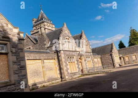 1. September 2022. Leanchoil Hospital, Forres, Moray, Schottland. Der Leanchoil Trust hat umfangreiche Mittel für den Kauf des verlassenen Krankenhauses vom NHS erhalten. Der Trust hat £440.500 vom Scottish Land Fund erhalten, der £375.000 Kapitalmittel und weitere £65.500 Einnahmen umfasst. Neben dem Kauf der Website werden die Kapitalmittel für Umfragen, Versicherungen, Anwaltskosten und Kartierungen verwendet. Die Einnahmen werden einen Vertrag für einen spezialisierten Projektbeauftragten für denkmalgeschützte Gebäude zur Unterstützung des Trusts sicherstellen. CREDIT - JASPERIMAGE/AlamyLiveNews Stockfoto