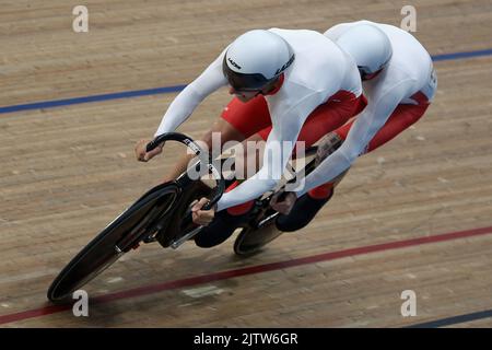 Stephen BATE aus England zusammen mit seinem Piloten Christopher Latham im Men's Tandem B - Sprint Radfahren bei den Commonwealth-Spielen 2022 im Velodrome, Queen Elizabeth Olympic Park, London. Stockfoto