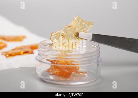 Große Stücke Cannabis goldenes Wachs zum Rauchen. Stockfoto