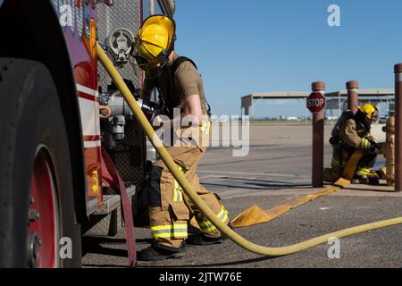 Feuerwehrleute des 142. Wing führen jährliche Schulungen auf der Luke Air Force Base, Arizona, durch., 16. August 2022. Das Team der Feuerwehrleute trainierte während ihrer zweiwöchigen Ausbildung an Live-Bränden, Flugzeugausbruch, Feuerunterdrückungstechniken und mehr. (USA Foto der Air National Guard von Airman 1. Klasse Yuki Klein) Stockfoto