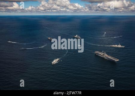 220830-N-GF955-1875 OSTSEE (AUG 30, 2022) das amphibische Sturmschiff USS Kearsarge (LHD 3) der Wasp-Klasse, die schwedische Korvette der Visby-Klasse HSwMS Härnösand (K33 44), die schwedische Korvette der Visby-Klasse HSwMS Nyköping (K34), das schwedische Hilfsunterstützungsschiff der USS Kearsarge-Klasse HSwMS Carlskrona (P04), das Amphibienschiff Gunston Hall der Whidbey Island-Klasse (LSD), Die schwedische Korvette der Stockholm-Klasse HSwMS Malmö (P 12), das amphibische Transportschiff USS Arlington (LPD 24) der San Antonio-Klasse, der Lenkraketen-Zerstörer USS Paul Ignatius der Arleigh Burke-Klasse (DDG 117), der Schwedis Stockfoto