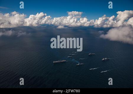 220830-N-GF955-1642 OSTSEE (AUG 30, 2022) das amphibische Sturmschiff USS Kearsarge (LHD 3) der Wasp-Klasse, die schwedische Korvette der Visby-Klasse HSwMS Härnösand (K33 44), die schwedische Korvette der Visby-Klasse HSwMS Nyköping (K34), das schwedische Hilfsunterstützungsschiff der USS Kearsarge-Klasse HSwMS Carlskrona (P04), das Amphibienschiff Gunston Hall der Whidbey Island-Klasse (LSD), Die schwedische Korvette der Stockholm-Klasse HSwMS Malmö (P 12), das amphibische Transportschiff USS Arlington (LPD 24) der San Antonio-Klasse, der Lenkraketen-Zerstörer USS Paul Ignatius der Arleigh Burke-Klasse (DDG 117), der Schwedis Stockfoto