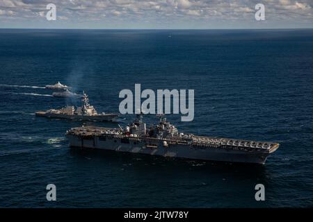 220830-N-GF955-1493 OSTSEE (AUG 30, 2022) das amphibische Sturmschiff USS Kearsarge (LHD 3) der Wasp-Klasse, der Arleigh Burke-Klasse-Lenkrakenzerstörer USS Paul Ignatius (DDG 117), die schwedische Korvette HSwMS Karlstad der Visby-Klasse (K35) und die schwedische Korvette HSwMS Helsingborg (K32) segeln in Formation während einer Manöverübung in der Ostsee, 30. August 2022. Paul Ignatius ist Teil der Kearsarge Amphibious Ready Group und hat 22. Marine Expeditionary Unit unter dem Kommando und der Kontrolle der Task Force 61/2 mit einem geplanten Einsatz in den US Naval Forces Europe einschifft Stockfoto