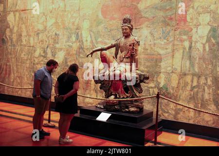 Kansas City, USA. 1. September 2022. Besucher stehen am 11. August 2022 vor der alten chinesischen Skulptur „Guanyin of the South China Sea“ im Nelson-Atkins Museum of Art in Kansas City, Missouri, USA. Quelle: Xu Jing/Xinhua/Alamy Live News Stockfoto