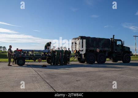 U.S. Marines with Marine Attack Squadron (VMA) 223 und Marine Aviation Logistics Squadron (MALS) 14 inspizieren die Kampftruppe an der Marine Corps Air Station Cherry Point, North Carolina, 31. August 2022. AV-8B Harrier II-Jets, die VMA-223 zugewiesen wurden, wurden mit AIM-120A-Raketen und ADM-141A-Tactical Air-starteten Köder beladen, damit die Piloten Luft-Luft-Kampf üben konnten. VMA-223 und MALS-14 sind untergeordnete Einheiten des 2. Marine Aircraft Wings, dem Luftkampfelement der II Marine Expeditionary Force. (USA Marine Corps Foto von Lance CPL. Elias E. Pimentel III) Stockfoto