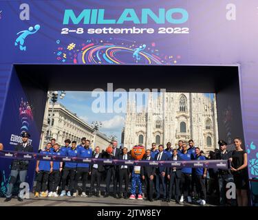 Mailand, Italien Einweihung der „Fanzone“, die für die Basketball-Europameisterschaft 2022 auf der Piazza Duomo in Mailand eingerichtet wurde. Spieler und Institutionen Stockfoto