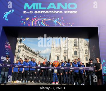Mailand, Italien Einweihung der „Fanzone“, die für die Basketball-Europameisterschaft 2022 auf der Piazza Duomo in Mailand eingerichtet wurde. Spieler und Institutionen Stockfoto