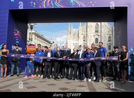 Mailand, Italien Einweihung der „Fanzone“, die für die Basketball-Europameisterschaft 2022 auf der Piazza Duomo in Mailand eingerichtet wurde. Spieler und Institutionen Stockfoto