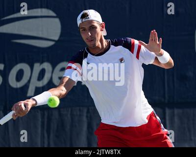 1. September 2022: Alexei Popyrin (AUS) verliert den ersten Satz an Diego Schwartzman (ARG), 7-6 bei den US Open, gespielt im Billie Jean King Ntional Tennis Center in Flushing, Queens, New York, {USA} © Grace Schultz/CSM Stockfoto