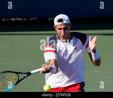 1. September 2022: Alexei Popyrin (AUS) verliert den ersten Satz an Diego Schwartzman (ARG), 7-6 bei den US Open, gespielt im Billie Jean King Ntional Tennis Center in Flushing, Queens, New York, {USA} © Grace Schultz/CSM Stockfoto