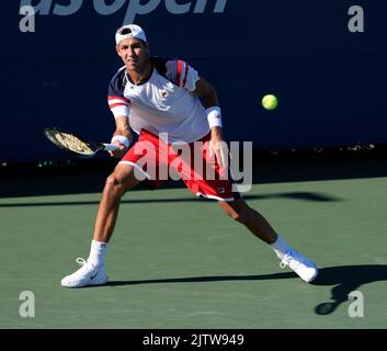 1. September 2022: Alexei Popyrin (AUS) verliert den ersten Satz an Diego Schwartzman (ARG), 7-6 bei den US Open, gespielt im Billie Jean King Ntional Tennis Center in Flushing, Queens, New York, {USA} © Grace Schultz/CSM Stockfoto