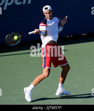 1. September 2022: Alexei Popyrin (AUS) verliert den ersten Satz an Diego Schwartzman (ARG), 7-6 bei den US Open, gespielt im Billie Jean King Ntional Tennis Center in Flushing, Queens, New York, {USA} © Grace Schultz/CSM Stockfoto