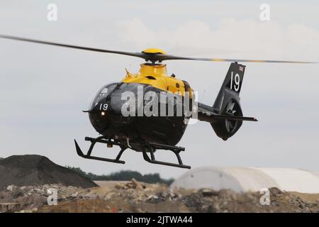 ZM519, ein Airbus Helicopters Juno HT1, der von der 1 Flying Training School, Royal Air Force, betrieben wird und in RAF Fairford in Gloucestershire, England, ankommt, um am Royal International Air Tattoo (RIAT) 2022 teilzunehmen. Stockfoto