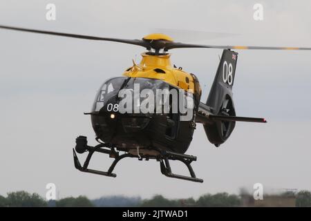 ZM508, ein Airbus Helicopters Juno HT1, der von der 1 Flying Training School, Royal Air Force, betrieben wird und in RAF Fairford in Gloucestershire, England, ankommt, um am Royal International Air Tattoo (RIAT) 2022 teilzunehmen. Stockfoto