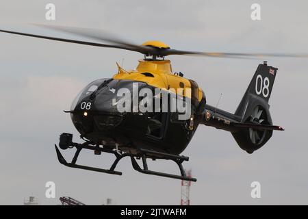 ZM508, ein Airbus Helicopters Juno HT1, der von der 1 Flying Training School, Royal Air Force, betrieben wird und in RAF Fairford in Gloucestershire, England, ankommt, um am Royal International Air Tattoo (RIAT) 2022 teilzunehmen. Stockfoto