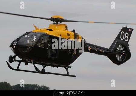 ZM508, ein Airbus Helicopters Juno HT1, der von der 1 Flying Training School, Royal Air Force, betrieben wird und in RAF Fairford in Gloucestershire, England, ankommt, um am Royal International Air Tattoo (RIAT) 2022 teilzunehmen. Stockfoto