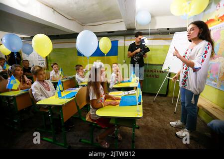 Odesa, Ukraine. 1. September 2022. Schulkinder besuchen am ersten Schultag eine Klasse in einem Bombenhaus in der südukrainischen Stadt Odesa. Der Tag des Wissens wird jedes Jahr am 01. September als traditioneller Beginn eines neuen Schuljahres gefeiert. Die Kinder kommen wieder in die Schule, da das Land ein halbes Jahr nach der russischen Invasion übertrifft. Nicht viele Kinder in der Region Odessa werden wieder in Schulen gehen, da nur Schulen mit Bombenschutzeinrichtungen geöffnet werden und die meisten Kinder aufgrund des Krieges weiterhin online lernen werden. Angaben zufolge von den Medien. (Bild: © Pavlo Gonchar/SOPA Images via Stockfoto