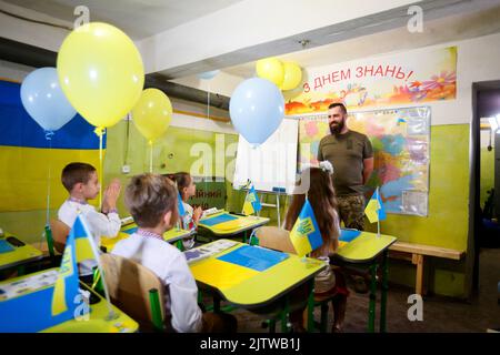 Odesa, Ukraine. 1. September 2022. Schulkinder besuchen am ersten Schultag eine Klasse in einem Bombenhaus in der südukrainischen Stadt Odesa. Der Tag des Wissens wird jedes Jahr am 01. September als traditioneller Beginn eines neuen Schuljahres gefeiert. Die Kinder kommen wieder in die Schule, da das Land ein halbes Jahr nach der russischen Invasion übertrifft. Nicht viele Kinder in der Region Odessa werden wieder in Schulen gehen, da nur Schulen mit Bombenschutzeinrichtungen geöffnet werden und die meisten Kinder aufgrund des Krieges weiterhin online lernen werden. Angaben zufolge von den Medien. (Bild: © Pavlo Gonchar/SOPA Images via Stockfoto