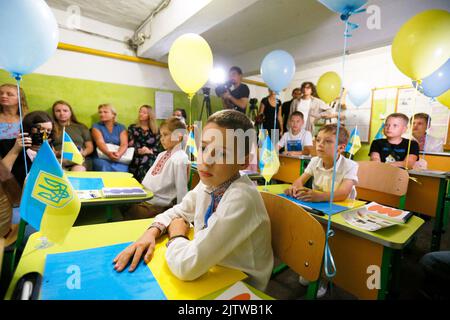 Odesa, Ukraine. 1. September 2022. Schulkinder besuchen am ersten Schultag eine Klasse in einem Bombenhaus in der südukrainischen Stadt Odesa. Der Tag des Wissens wird jedes Jahr am 01. September als traditioneller Beginn eines neuen Schuljahres gefeiert. Die Kinder kommen wieder in die Schule, da das Land ein halbes Jahr nach der russischen Invasion übertrifft. Nicht viele Kinder in der Region Odessa werden wieder in Schulen gehen, da nur Schulen mit Bombenschutzeinrichtungen geöffnet werden und die meisten Kinder aufgrund des Krieges weiterhin online lernen werden. Angaben zufolge von den Medien. (Bild: © Pavlo Gonchar/SOPA Images via Stockfoto