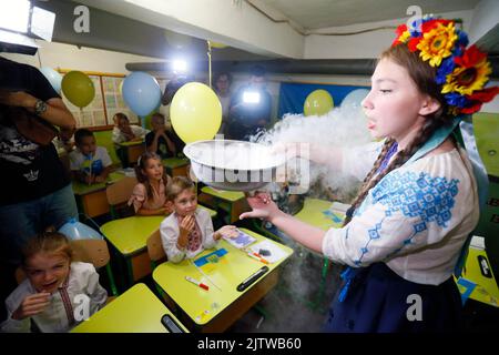 Odesa, Ukraine. 1. September 2022. Schulkinder besuchen am ersten Schultag eine Klasse in einem Bombenhaus in der südukrainischen Stadt Odesa. Der Tag des Wissens wird jedes Jahr am 01. September als traditioneller Beginn eines neuen Schuljahres gefeiert. Die Kinder kommen wieder in die Schule, da das Land ein halbes Jahr nach der russischen Invasion übertrifft. Nicht viele Kinder in der Region Odessa werden wieder in Schulen gehen, da nur Schulen mit Bombenschutzeinrichtungen geöffnet werden und die meisten Kinder aufgrund des Krieges weiterhin online lernen werden. Angaben zufolge von den Medien. (Bild: © Pavlo Gonchar/SOPA Images via Stockfoto