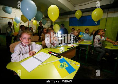 Odesa, Ukraine. 1. September 2022. Schulkinder besuchen am ersten Schultag eine Klasse in einem Bombenhaus in der südukrainischen Stadt Odesa. Der Tag des Wissens wird jedes Jahr am 01. September als traditioneller Beginn eines neuen Schuljahres gefeiert. Die Kinder kommen wieder in die Schule, da das Land ein halbes Jahr nach der russischen Invasion übertrifft. Nicht viele Kinder in der Region Odessa werden wieder in Schulen gehen, da nur Schulen mit Bombenschutzeinrichtungen geöffnet werden und die meisten Kinder aufgrund des Krieges weiterhin online lernen werden. Angaben zufolge von den Medien. (Bild: © Pavlo Gonchar/SOPA Images via Stockfoto