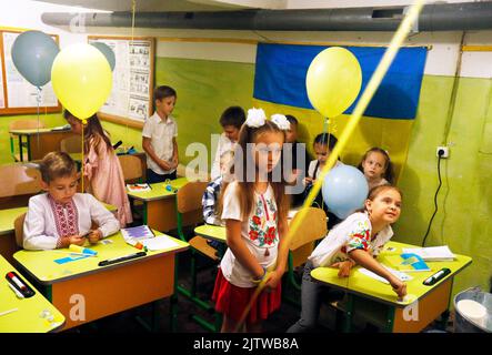 Odesa, Ukraine. 1. September 2022. Schulkinder besuchen am ersten Schultag eine Klasse in einem Bombenhaus in der südukrainischen Stadt Odesa. Der Tag des Wissens wird jedes Jahr am 01. September als traditioneller Beginn eines neuen Schuljahres gefeiert. Die Kinder kommen wieder in die Schule, da das Land ein halbes Jahr nach der russischen Invasion übertrifft. Nicht viele Kinder in der Region Odessa werden wieder in Schulen gehen, da nur Schulen mit Bombenschutzeinrichtungen geöffnet werden und die meisten Kinder aufgrund des Krieges weiterhin online lernen werden. Angaben zufolge von den Medien. (Bild: © Pavlo Gonchar/SOPA Images via Stockfoto