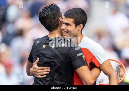 New York, USA. 31. August 2019. Der Spanier Carlos Alcaraz und der Argentinier Federico Coria umarmen sich nach dem 2.. Lauf der US Open Championships am 1. September 2022 im Billie Jean King National Tennis Center in New York. Alcaraz gewann in geraden Sätzen. Quelle: SIPA USA/Alamy Live News Stockfoto