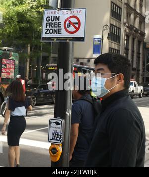 1. September 2022, New York City, New York, USA: Ein Blick auf die Schilder ''˜Gun Free Zone', die um den Rand des Times Square herum angebracht sind, der als Waffenfreie Zone bezeichnet wurde. (Bild: © Nancy Kaserman/ZUMA Press Wire) Stockfoto