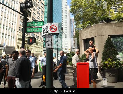 1. September 2022, New York City, New York, USA: Ein Blick auf die Schilder ''˜Gun Free Zone', die um den Rand des Times Square herum angebracht sind, der als Waffenfreie Zone bezeichnet wurde. (Bild: © Nancy Kaserman/ZUMA Press Wire) Stockfoto