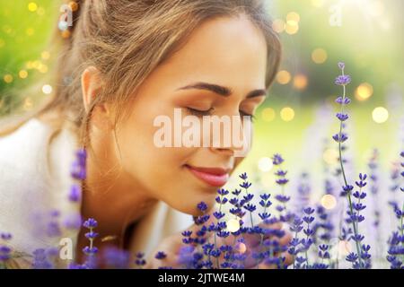Nahaufnahme der Frau duftenden Lavendelblüten Stockfoto