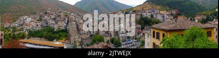 Panoramablick auf die Stadt Scanno, Italien. Stockfoto
