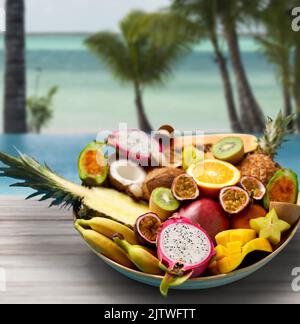 Teller mit exotischen Früchten am tropischen Strand Stockfoto
