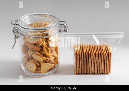 Gesalzene Plätzchen oder Cracker im Glas und im Reißverschlussbeutel Stockfoto