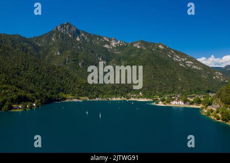 Blick auf das Ufer des Ledrosees, Hotel lido Stockfoto