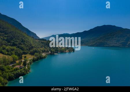 Blick auf das Ufer von Mezzolago ist in der Gemeinde Ledro in der Provinz Trient enthalten. Stockfoto