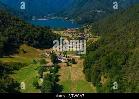 Blick auf das Ufer von Mezzolago ist in der Gemeinde Ledro in der Provinz Trient enthalten. Stockfoto