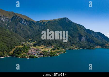 Blick auf das Ufer von Mezzolago ist in der Gemeinde Ledro in der Provinz Trient enthalten. Stockfoto