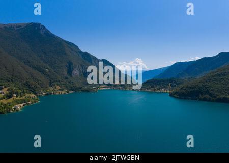 Blick auf das Ufer von Mezzolago ist in der Gemeinde Ledro in der Provinz Trient enthalten. Stockfoto