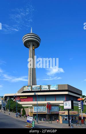 Niagara Falls, Kanada - 13. August 2022: Die verglasten Außenaufzüge Yellow Bugs bringen Touristen auf die Spitze der Skylon Tower Observation Stockfoto