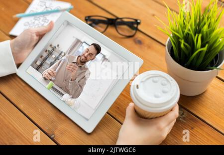 Nahaufnahme der Hände mit dem Lehrer auf dem Tablet-pc-Bildschirm Stockfoto