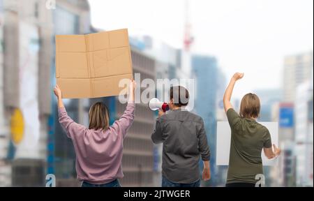 Menschen mit Plakaten protestieren gegen die Demonstration Stockfoto