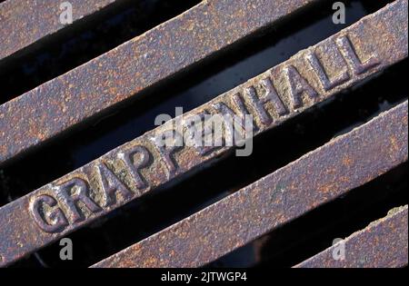 Gitter mit Grappenhall-Prägung auf Gusseisen, Warrington, Cheshire, England, Großbritannien, WA4 2PL Stockfoto
